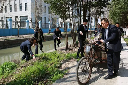 上海北玻“志愿者服务队”组织“植树节”活动