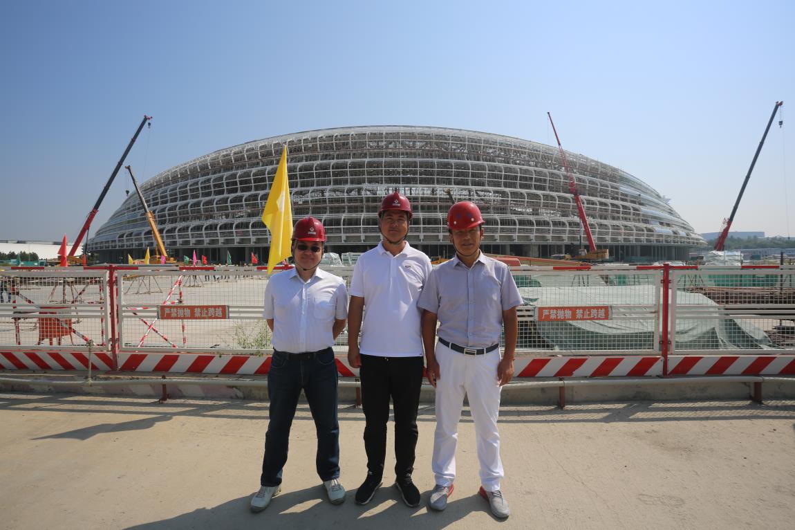 9月7号，北玻股份总裁和天津玻璃公司总经理高琦专门来到建设工地查看供货进度.jpg