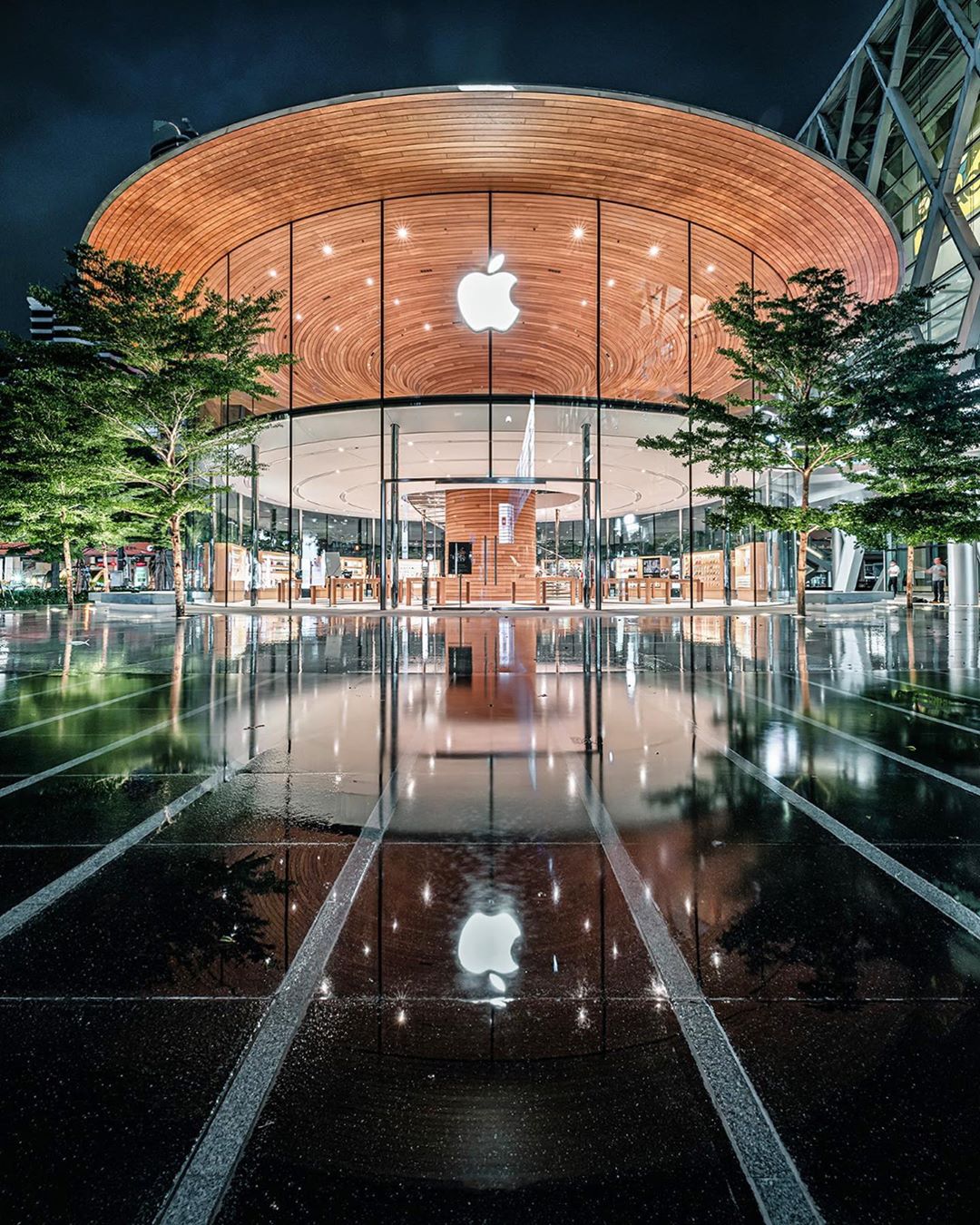 photo by v e t i s  in apple central world with @apple. 图片中可能有：户外-1.jpg